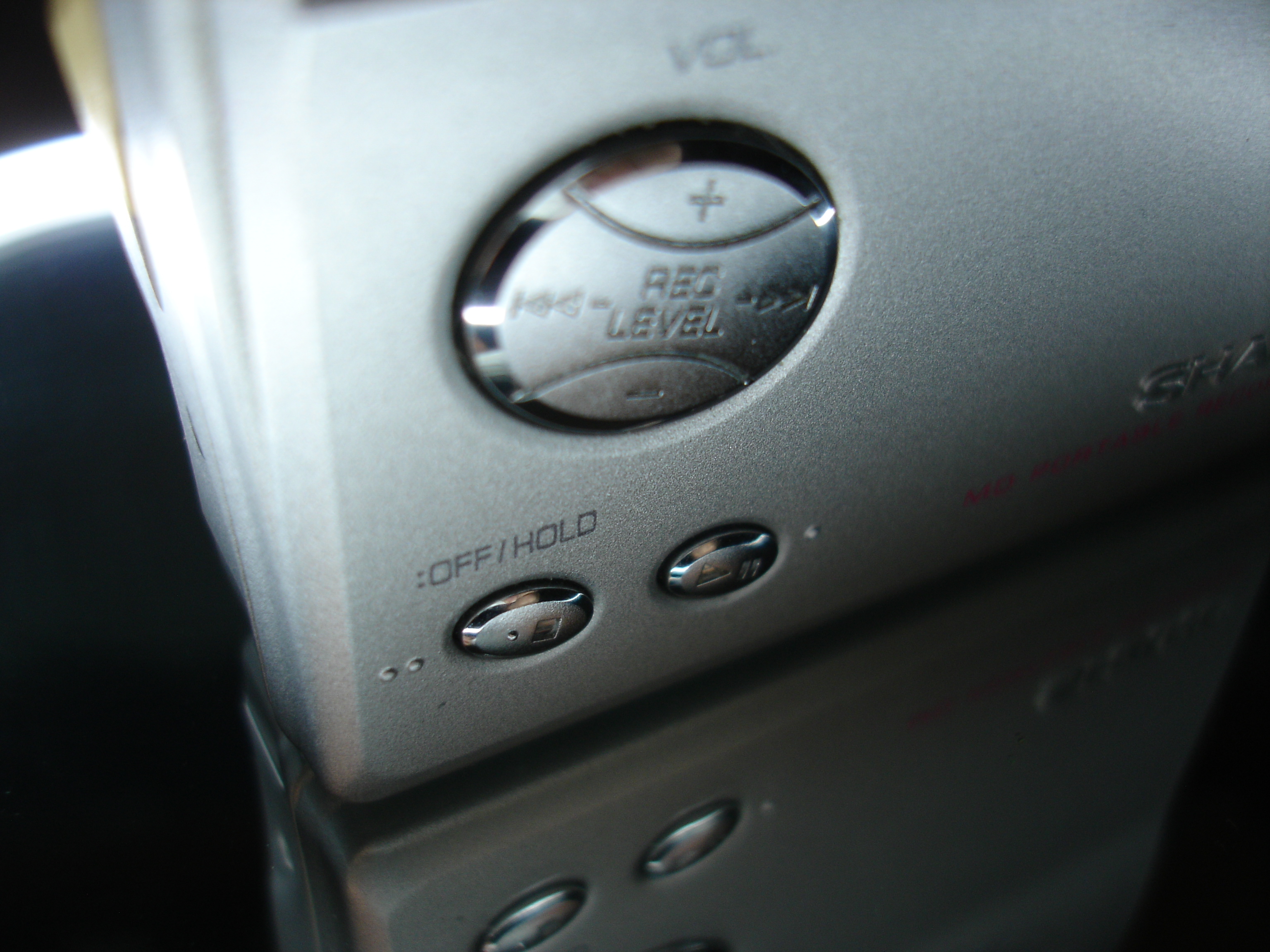 Detalle del control de volumen y botones del MD-MT200