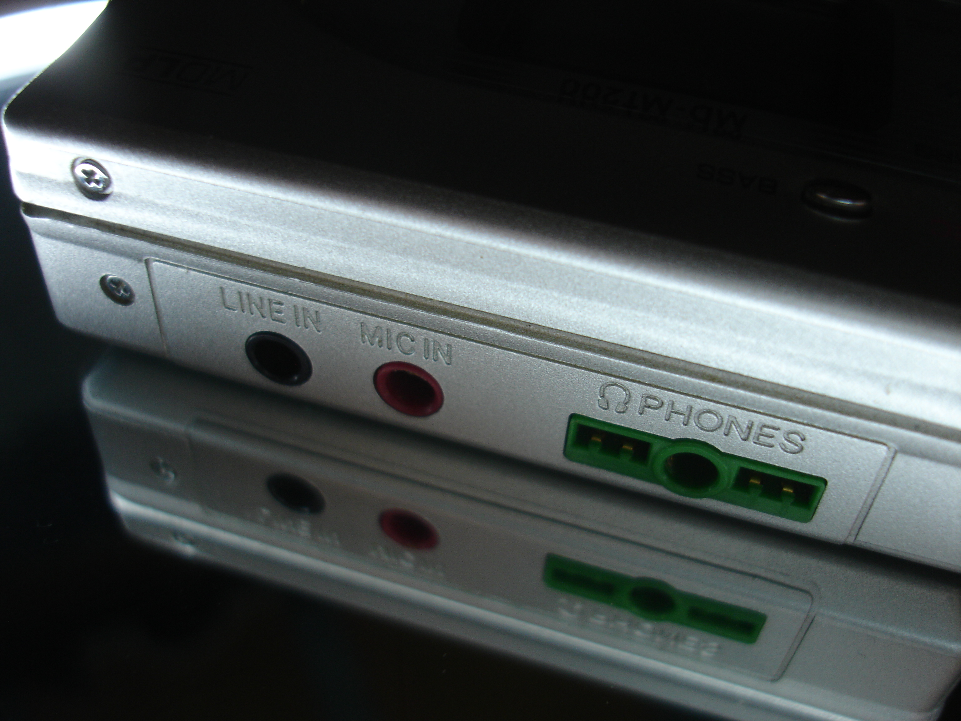 Detalle de puertos LINE IN, MIC IN y auriculares del MD-MT200